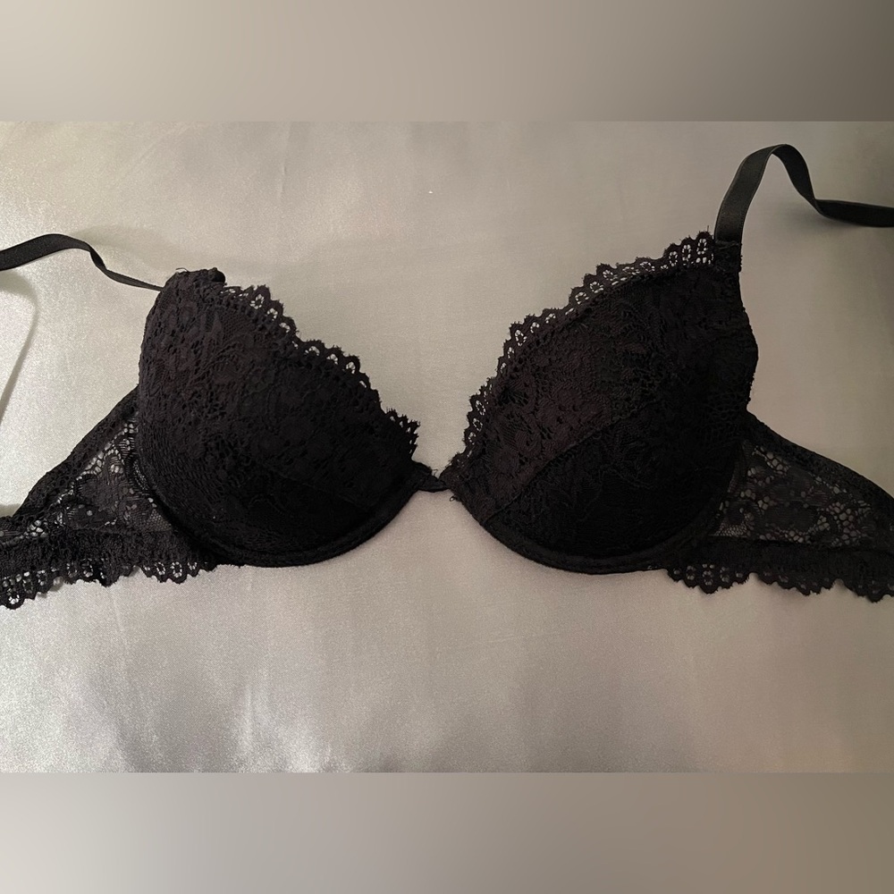 NWT Intimissimi black lace bra
Size 32B
Lightly padded 
Brand new with tags!